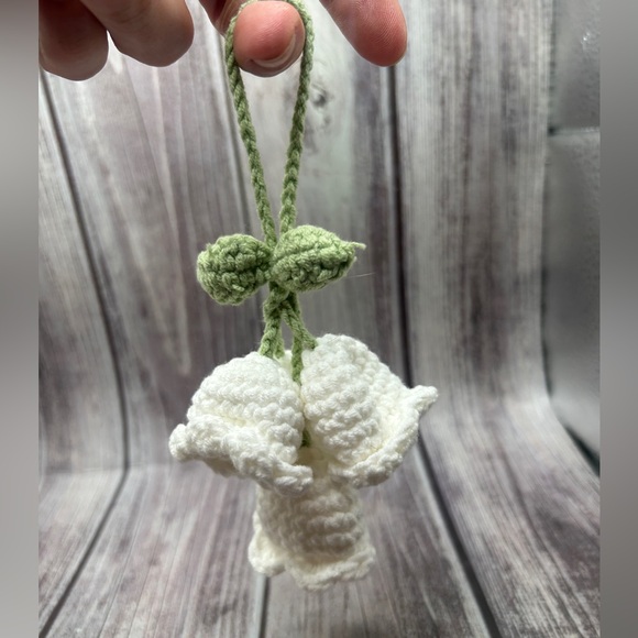 🌷NEW Crochet Flower Bag Charm/ Keychain White w/ Green Leaves - Picture 7 of 11